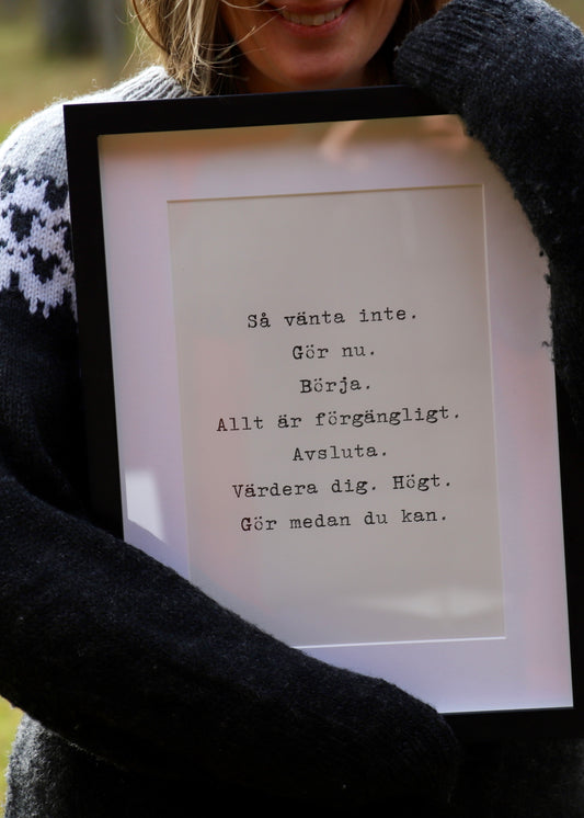 Poster 30x40 cm – Så vänta inte